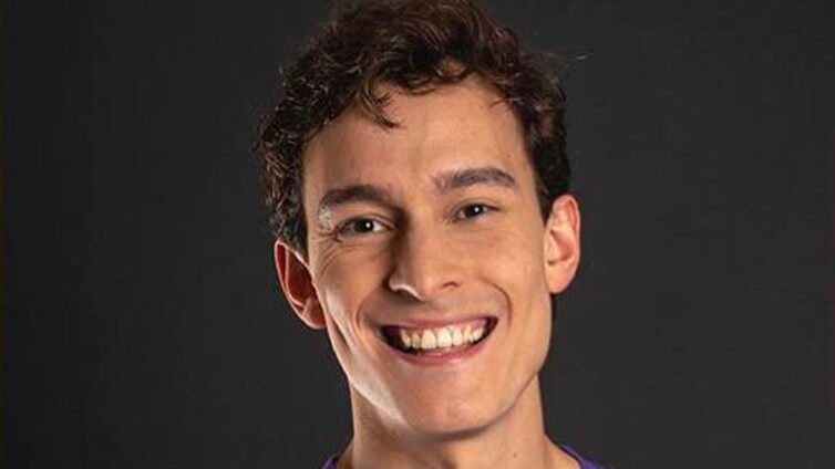 El actor Álex Parra gana el premio como mejor actor de reparto por el musical 'Aladdin'