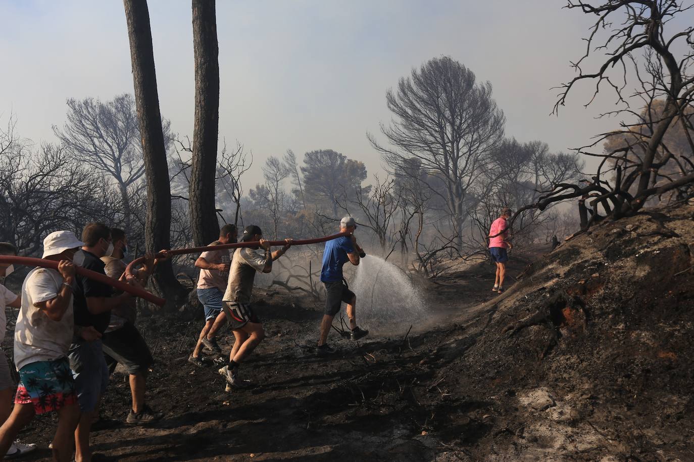 Fotos: la lucha de los vecinos de Puerto Real contra el incendio