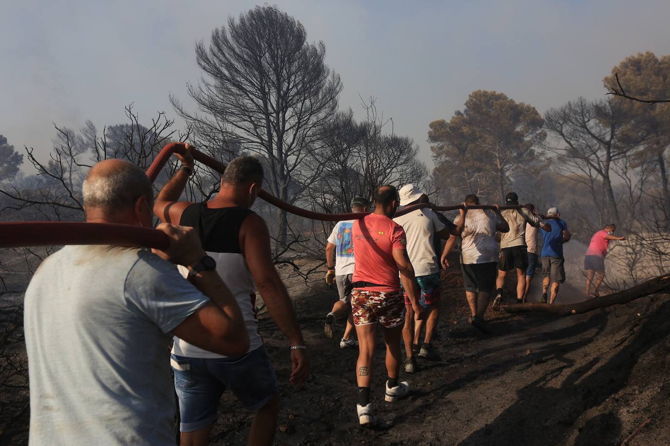 Fotos: la lucha de los vecinos de Puerto Real contra el incendio