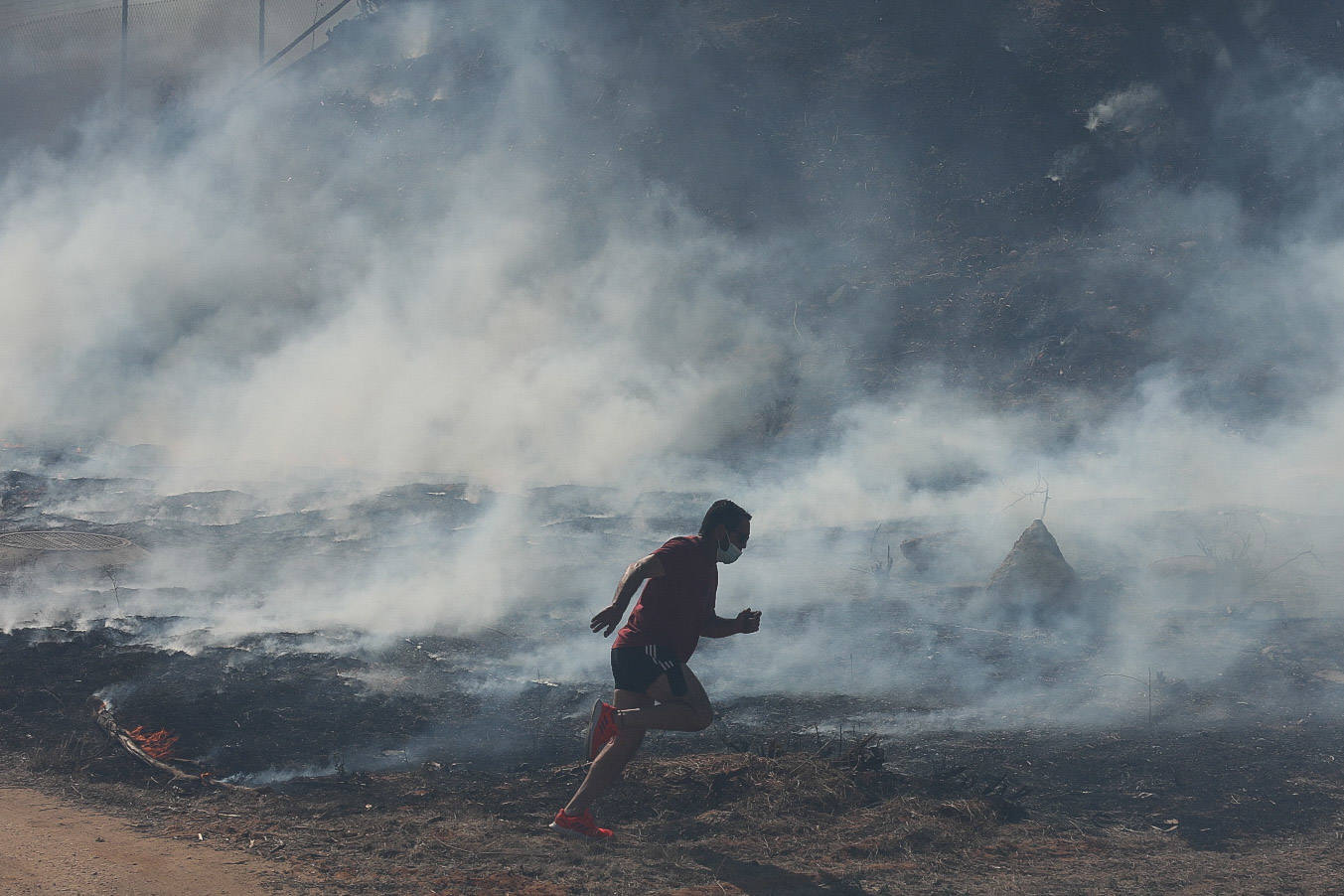 Fotos: la lucha de los vecinos de Puerto Real contra el incendio