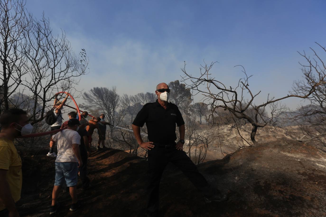 Fotos: la lucha de los vecinos de Puerto Real contra el incendio