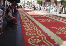 Sanlúcar emplea más de 67.000 kilos de sal para confeccionar las alfombras en honor a la Virgen de la Caridad