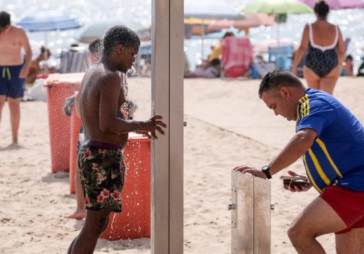 Duchas y lavapíes en una playa de la capital gaditana