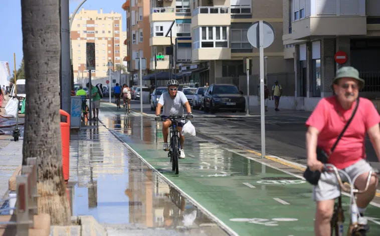 Imagen principal - Cádiz recupera el brillo: 130 calles y 650 horas extra de limpieza en 45 días