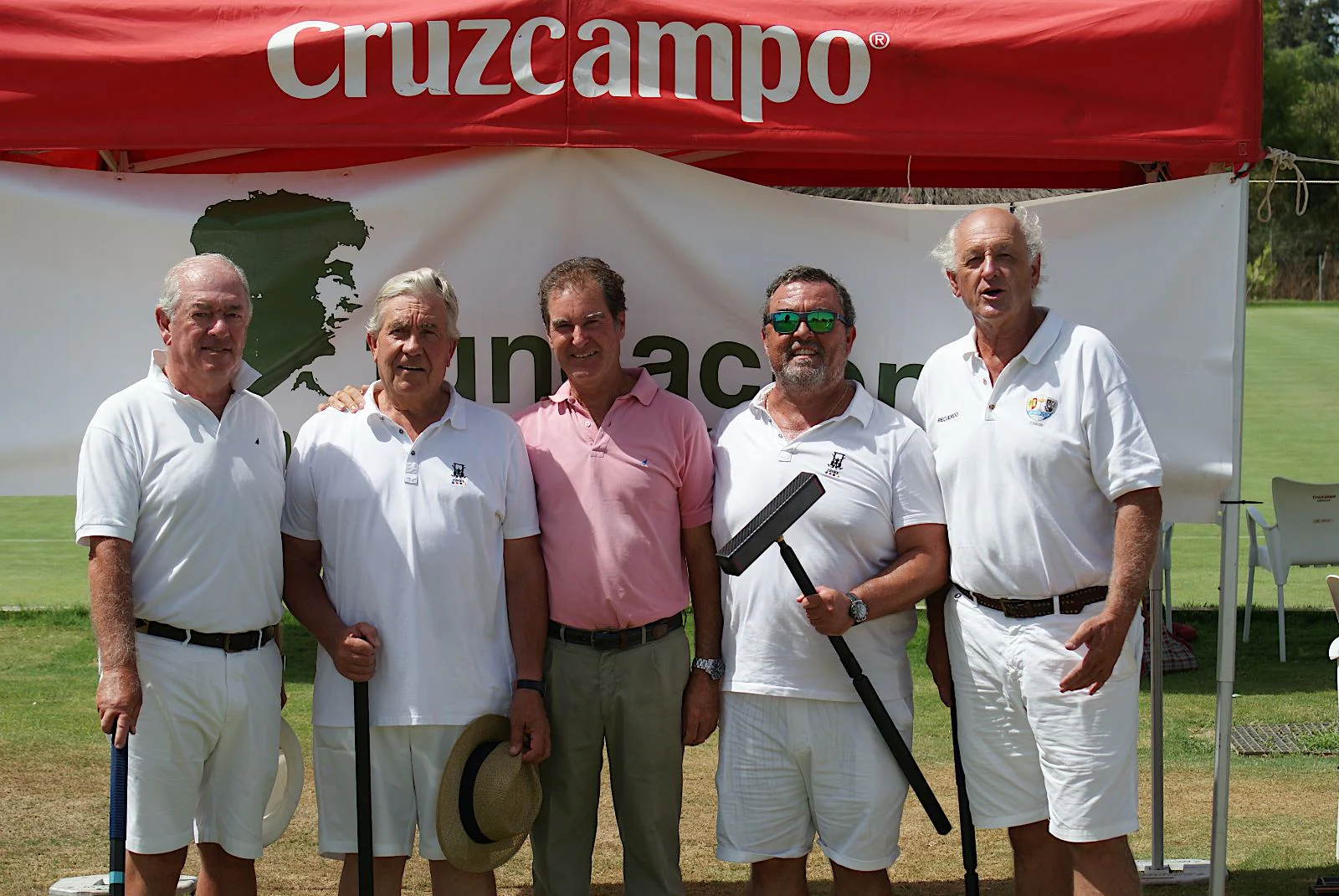 Los hermanos Gross y Manuel Maestre junto a los campeones del torneo de croquet Juan Pemán y Rafa Romero