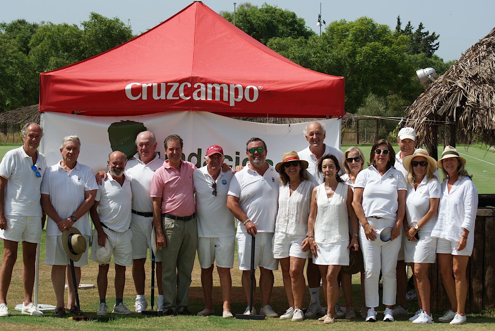 Algunos participantes del torneo de croquet junto al presidente de la FMMD