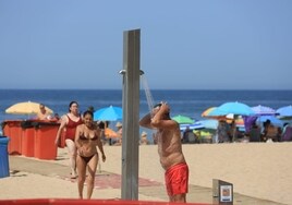 Sin duchas en las playas de Cádiz desde este lunes