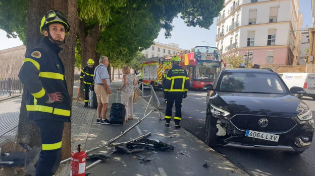 Aparatoso accidente de tráfico en la Cuesta de las Calesas de Cádiz