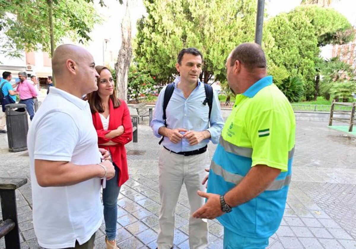 Teruel, a la izquierda junto a Virginia Martín y el alcalde, hablando con un trabajador.
