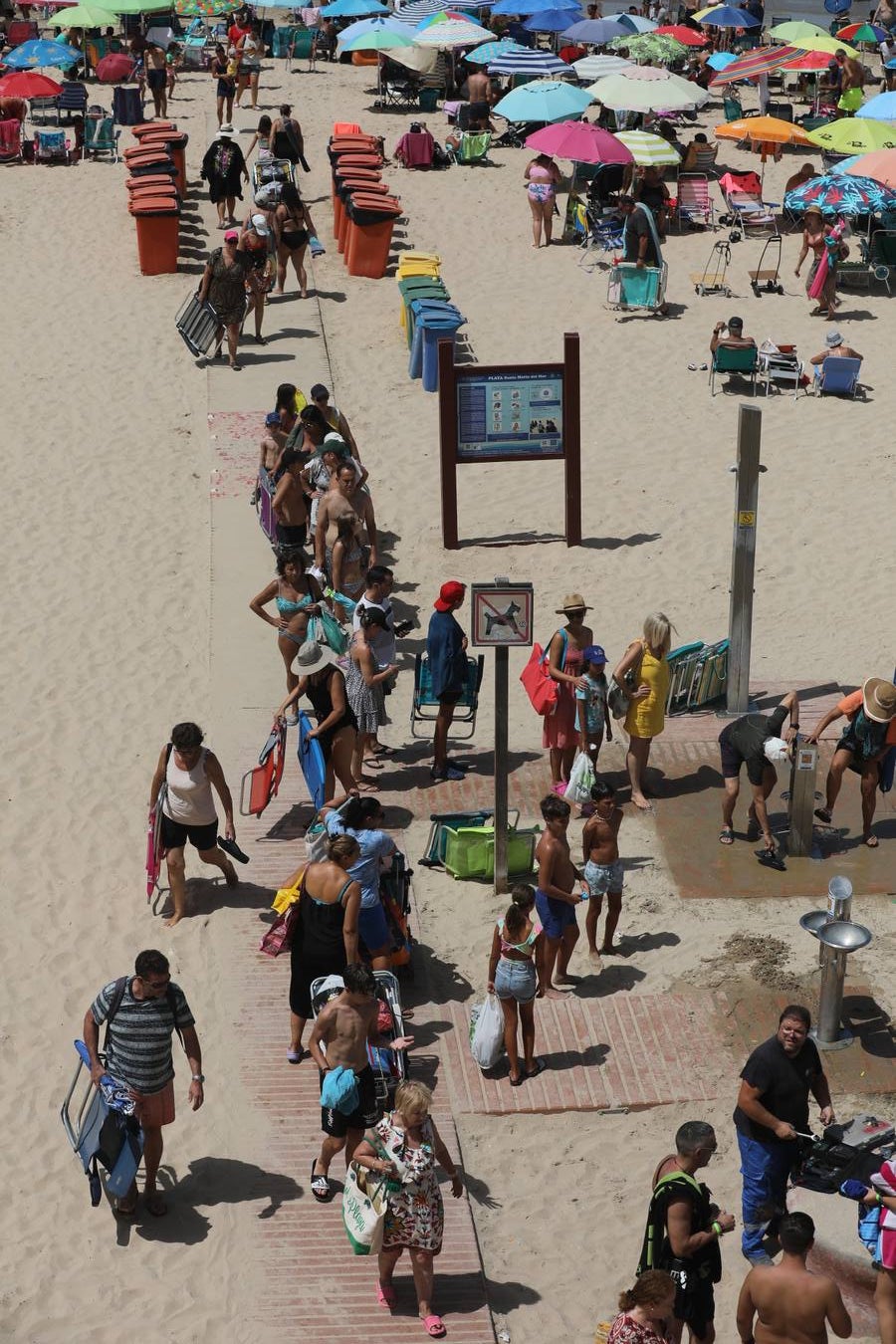 Fotos: Lleno en las playas de Cádiz en el puente del 15 de agosto