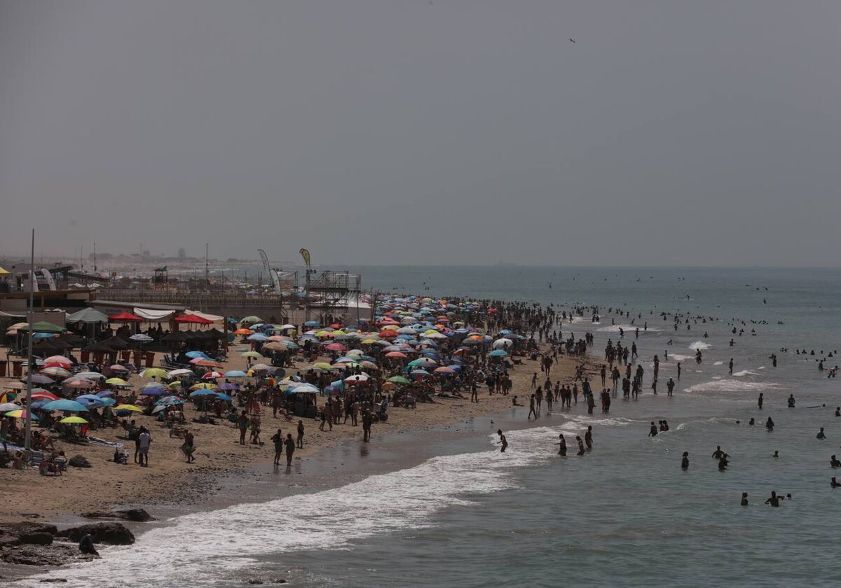 Fotos: Lleno en las playas de Cádiz en el puente del 15 de agosto