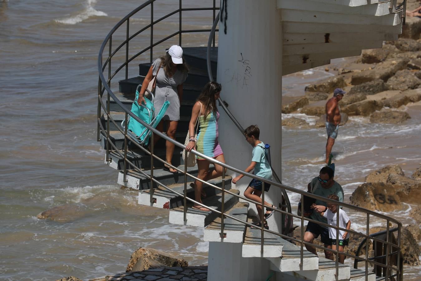 Fotos: Lleno en las playas de Cádiz en el puente del 15 de agosto