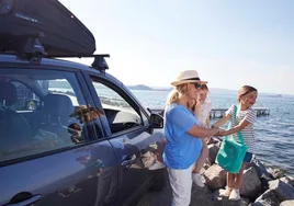 Consejos para cuidar el coche en zonas de playa y evitar que el salitre y la humedad lo dañen