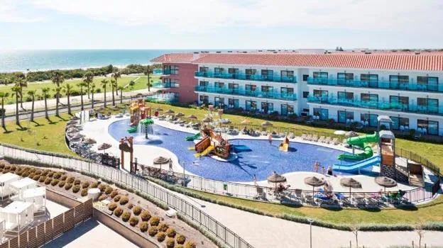 Diez hoteles para viajar con niños a Cádiz este verano
