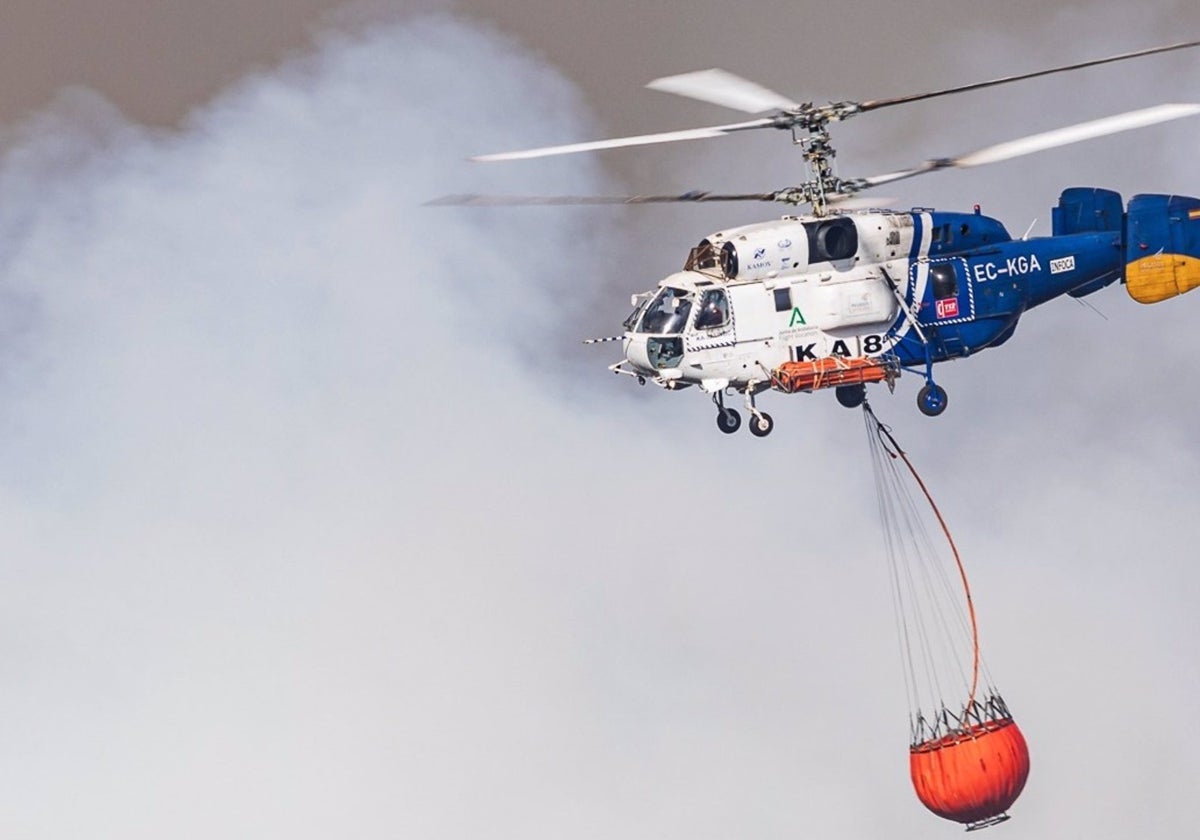 Un helicóptero del Infoca, en plena actuación en un incendio.