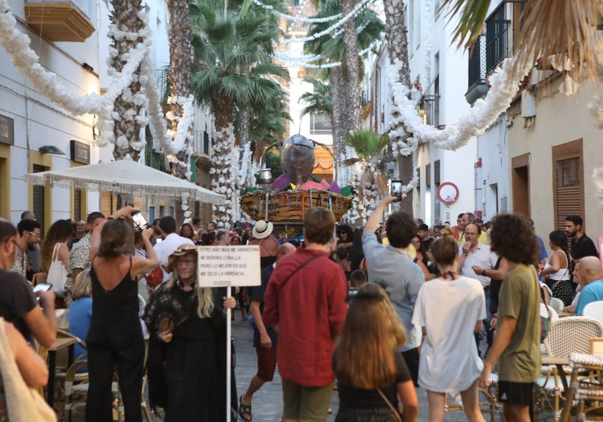 La 'procesión' de la caballa en la calle La Palma