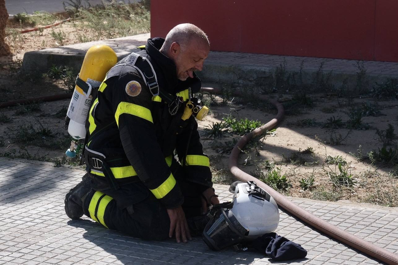 Fotos: los bomberos luchan contra el fuego en la barriada de la Paz de Cádiz