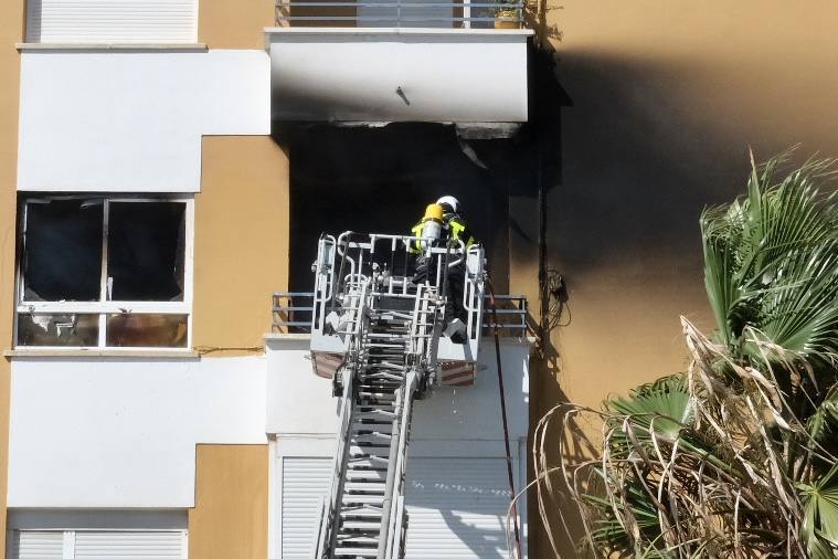 Fotos: los bomberos luchan contra el fuego en la barriada de la Paz de Cádiz