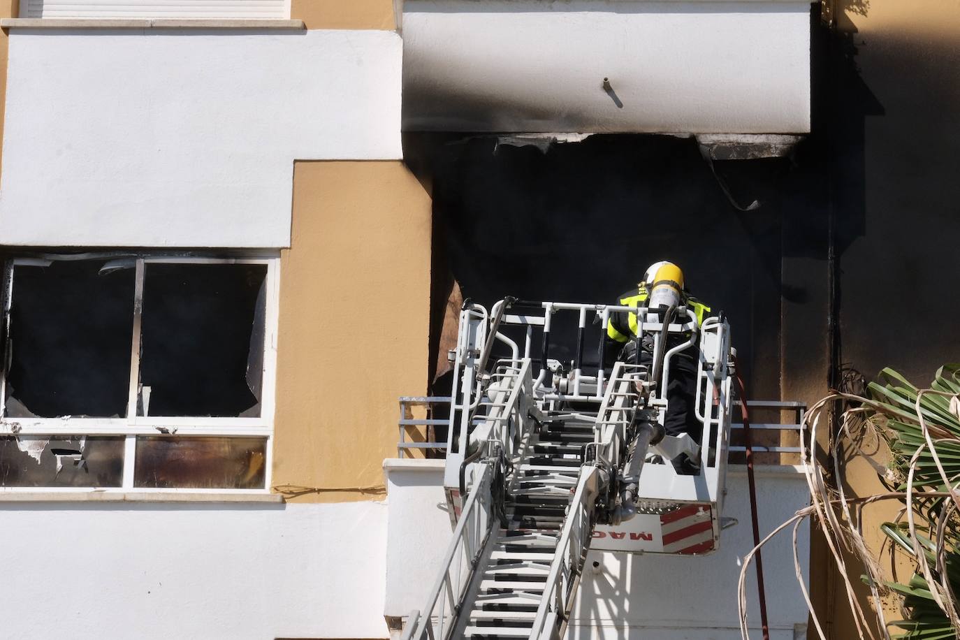 Fotos: los bomberos luchan contra el fuego en la barriada de la Paz de Cádiz