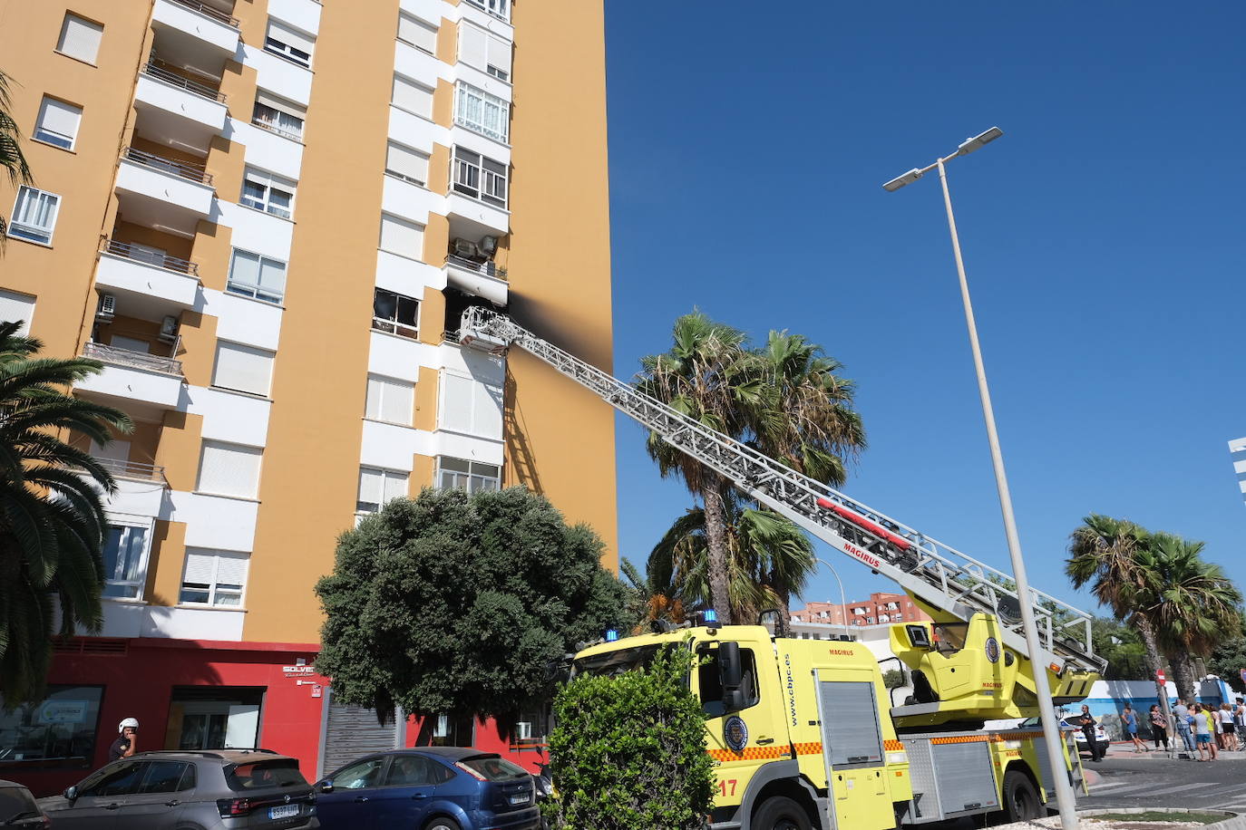 Fotos: los bomberos luchan contra el fuego en la barriada de la Paz de Cádiz