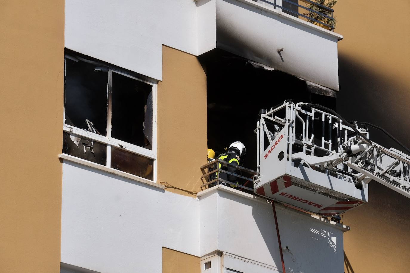 Fotos: los bomberos luchan contra el fuego en la barriada de la Paz de Cádiz