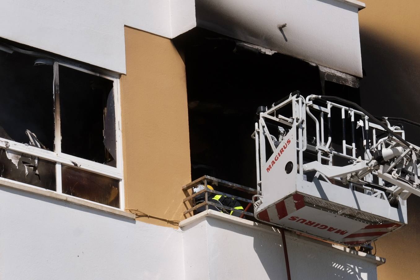 Fotos: los bomberos luchan contra el fuego en la barriada de la Paz de Cádiz