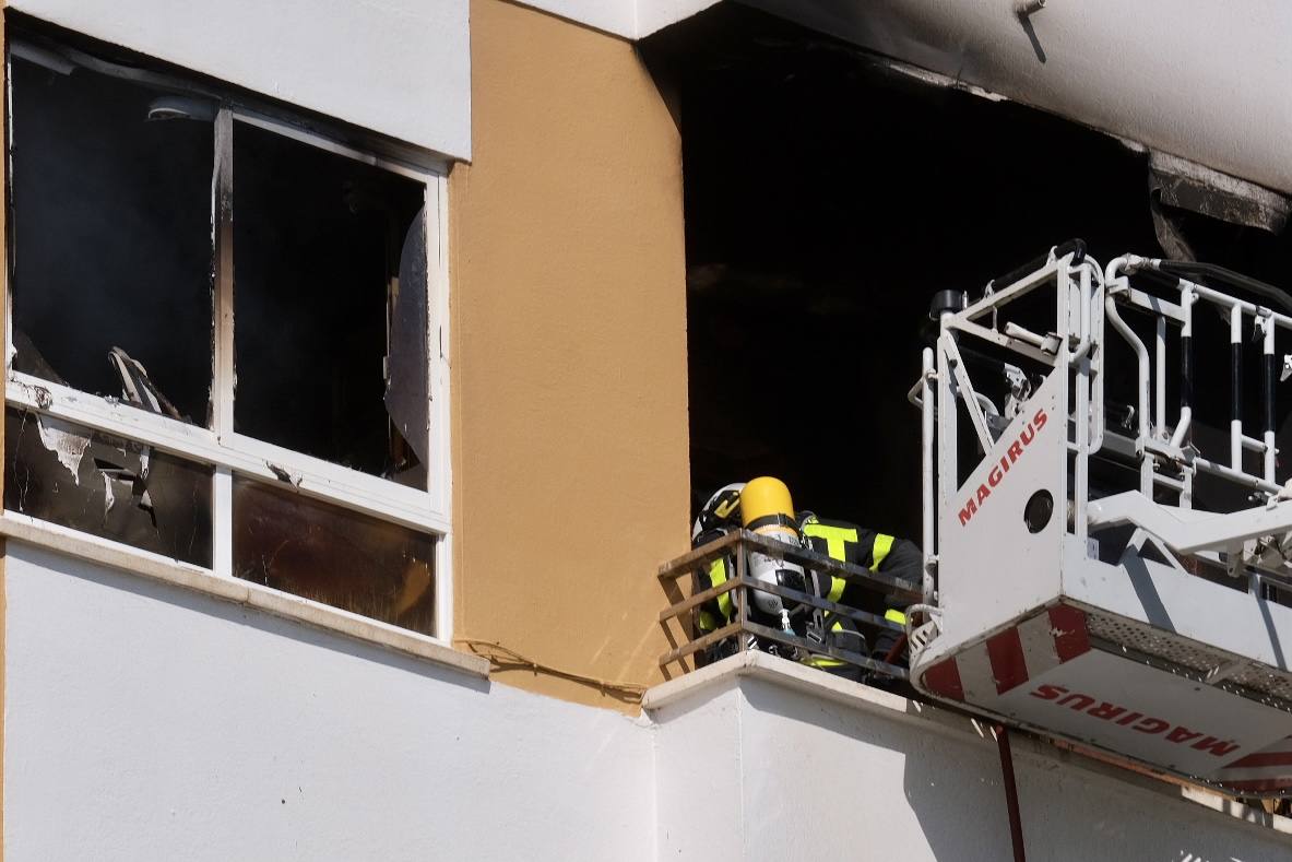 Fotos: los bomberos luchan contra el fuego en la barriada de la Paz de Cádiz