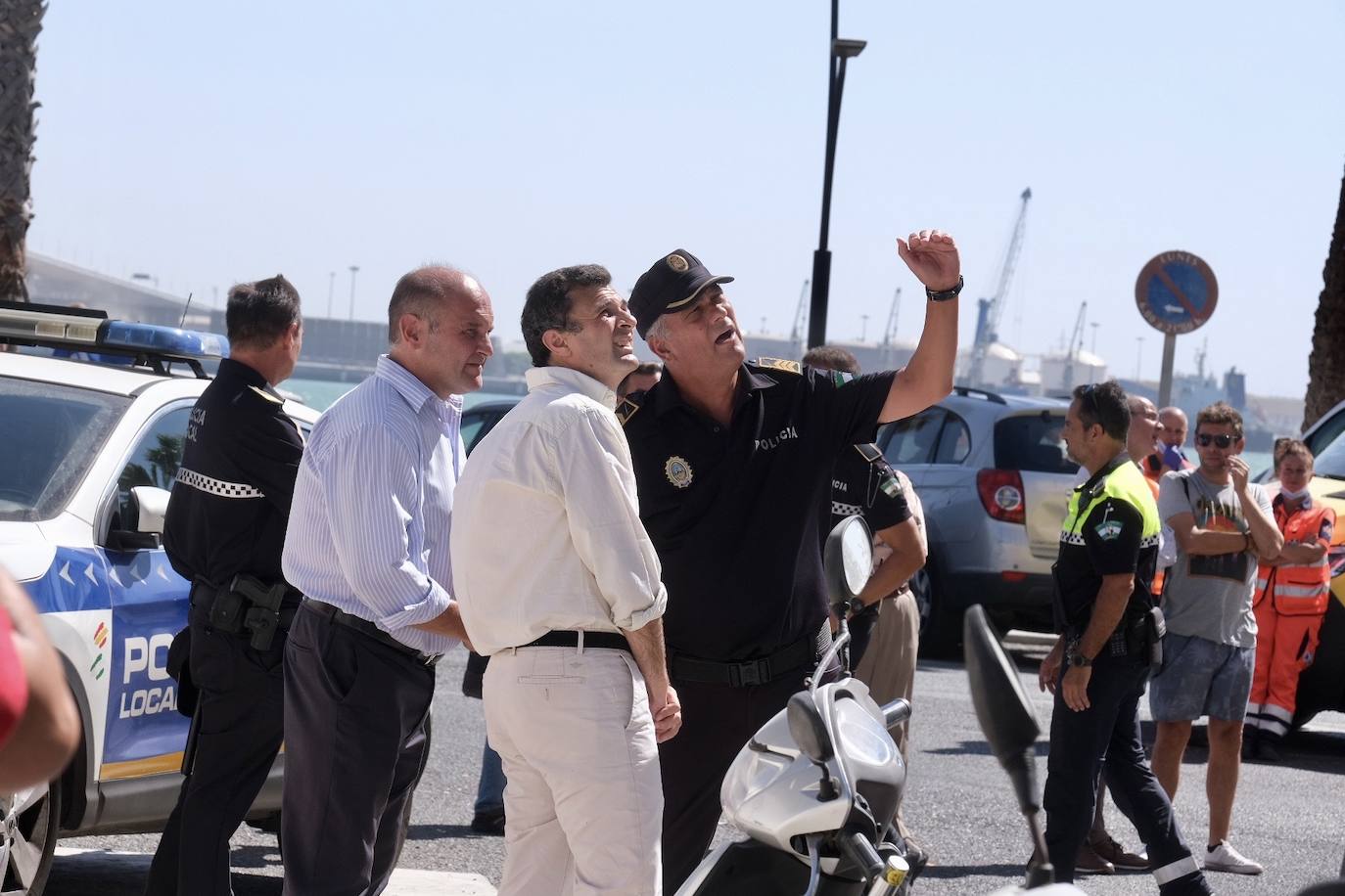 Fotos: los bomberos luchan contra el fuego en la barriada de la Paz de Cádiz