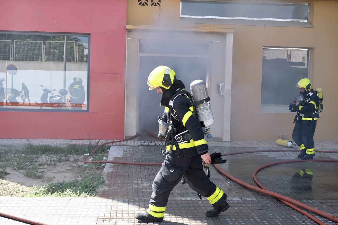 Fotos: los bomberos luchan contra el fuego en la barriada de la Paz de Cádiz