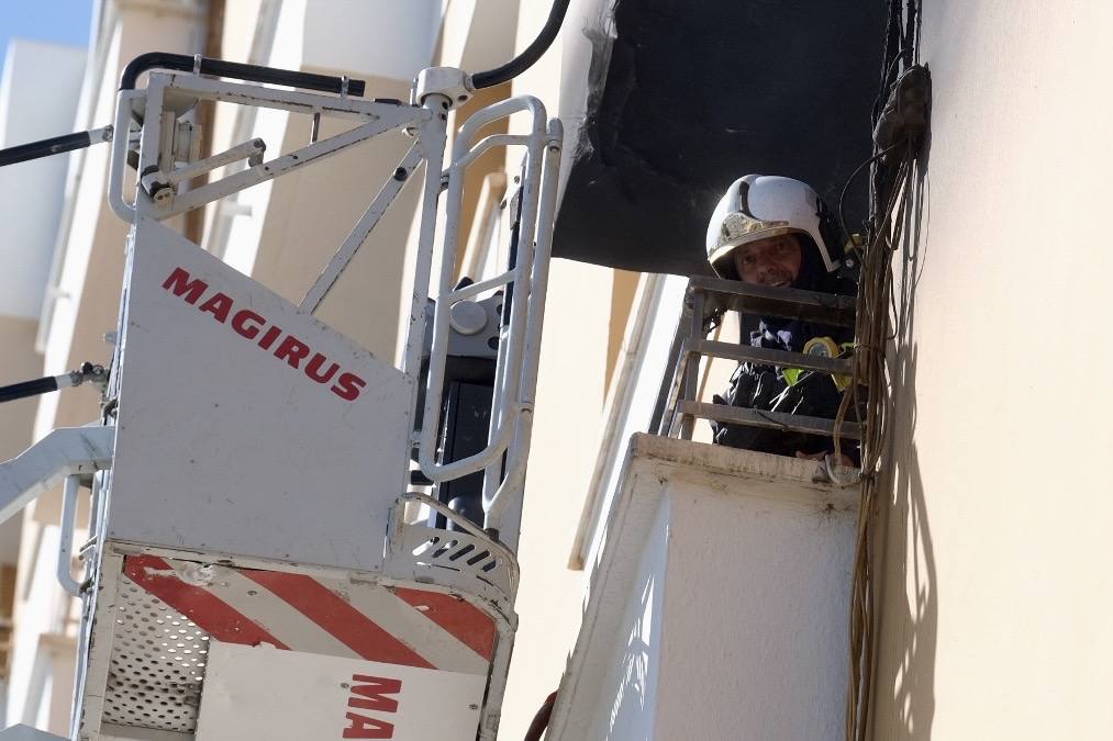 Fotos: los bomberos luchan contra el fuego en la barriada de la Paz de Cádiz