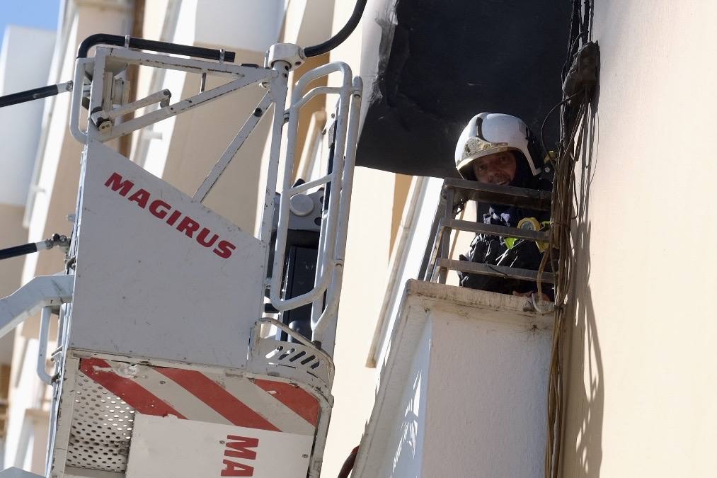 Fotos: los bomberos luchan contra el fuego en la barriada de la Paz de Cádiz