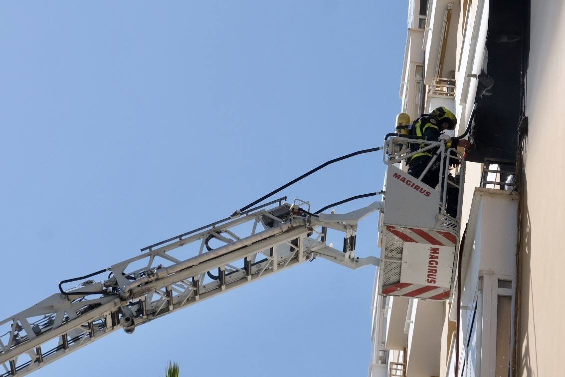 Fotos: los bomberos luchan contra el fuego en la barriada de la Paz de Cádiz