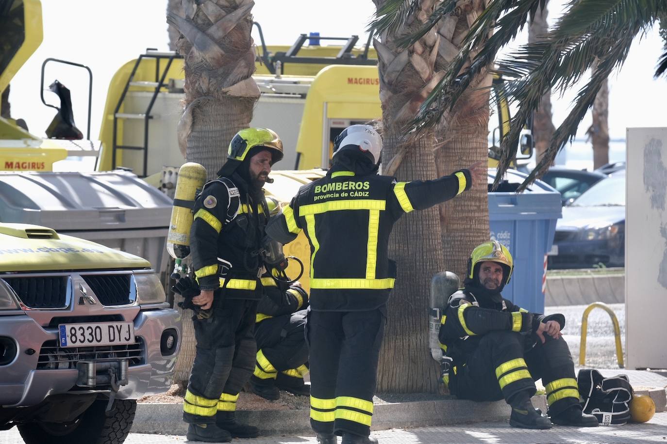 Fotos: los bomberos luchan contra el fuego en la barriada de la Paz de Cádiz