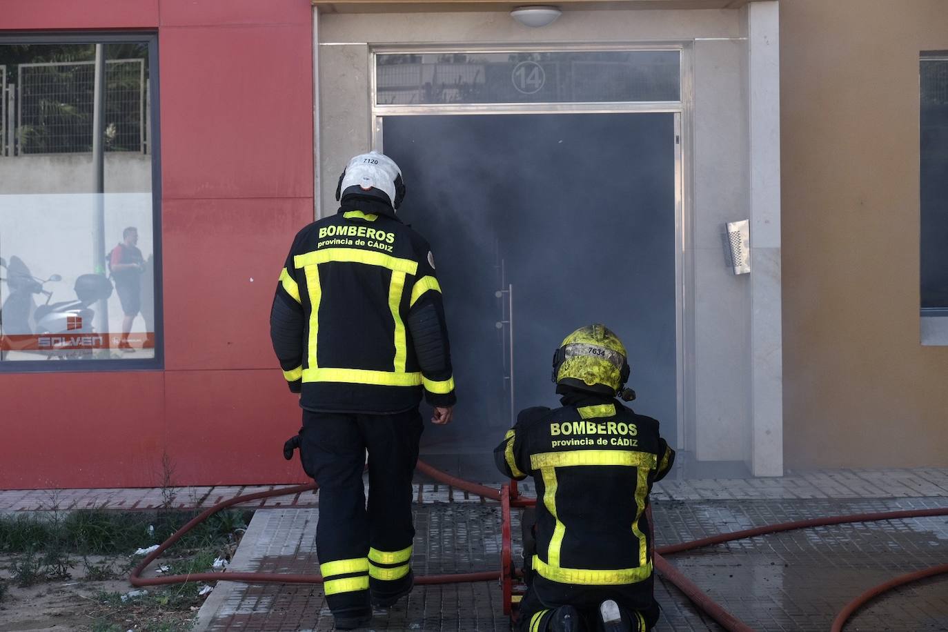 Fotos: los bomberos luchan contra el fuego en la barriada de la Paz de Cádiz