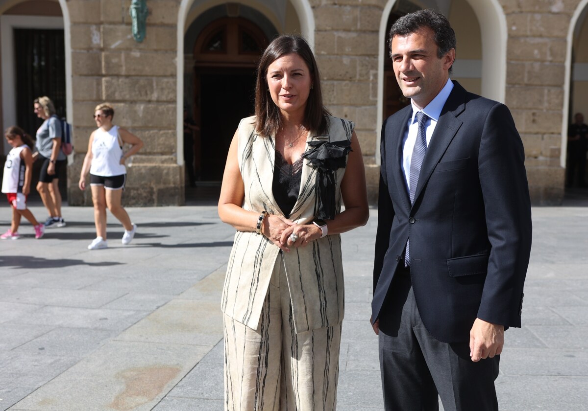 Patricia Cavada y Bruno García, a las puertas del Ayuntamiento de Cádiz