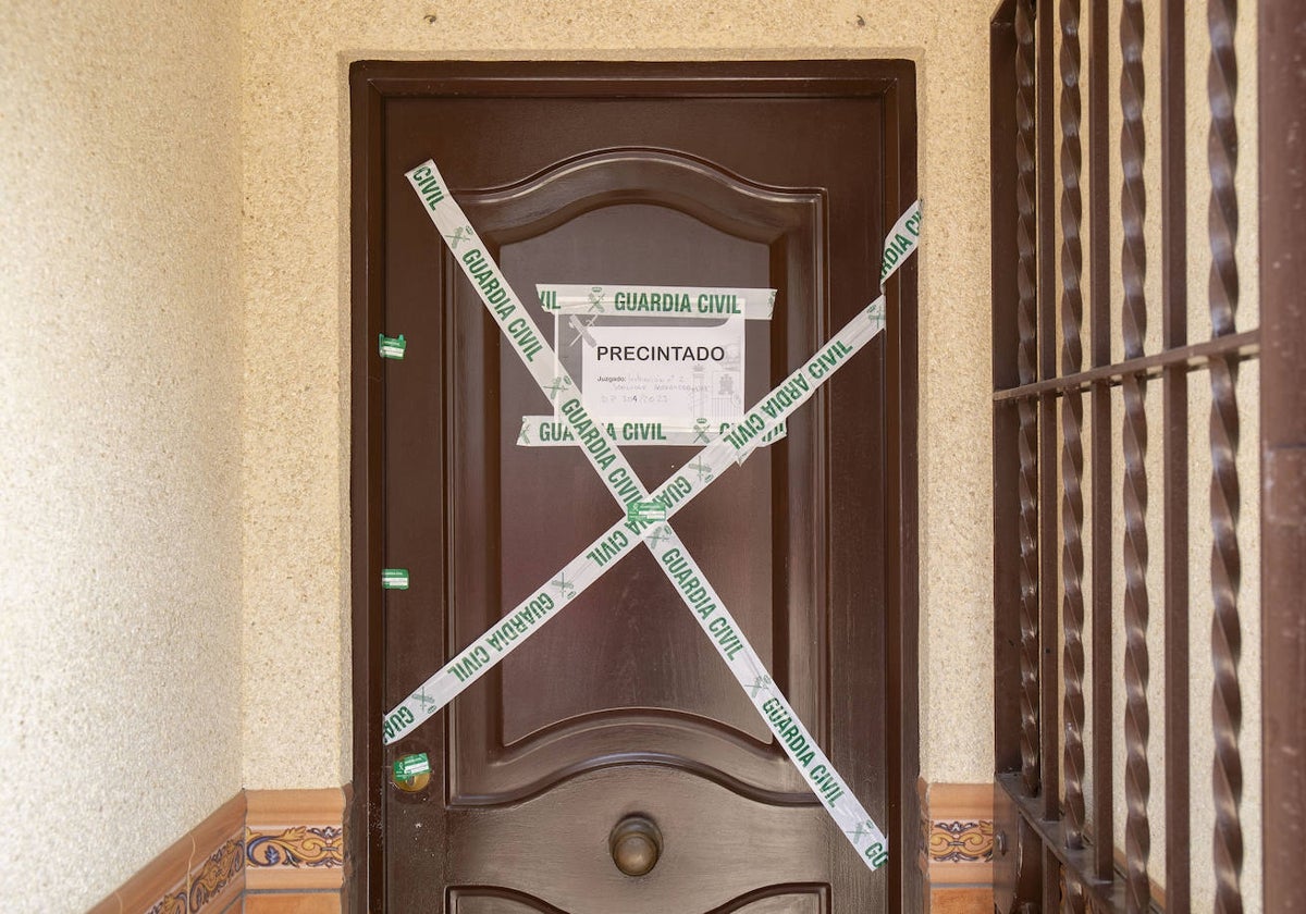 Vivienda precintada por la Guardia Civil en Chipiona.