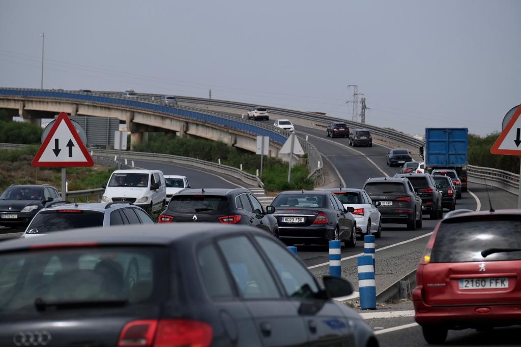 Fotos: Último fin de semana de agosto con atascos en las carreteras y lleno en las playas de Cádiz