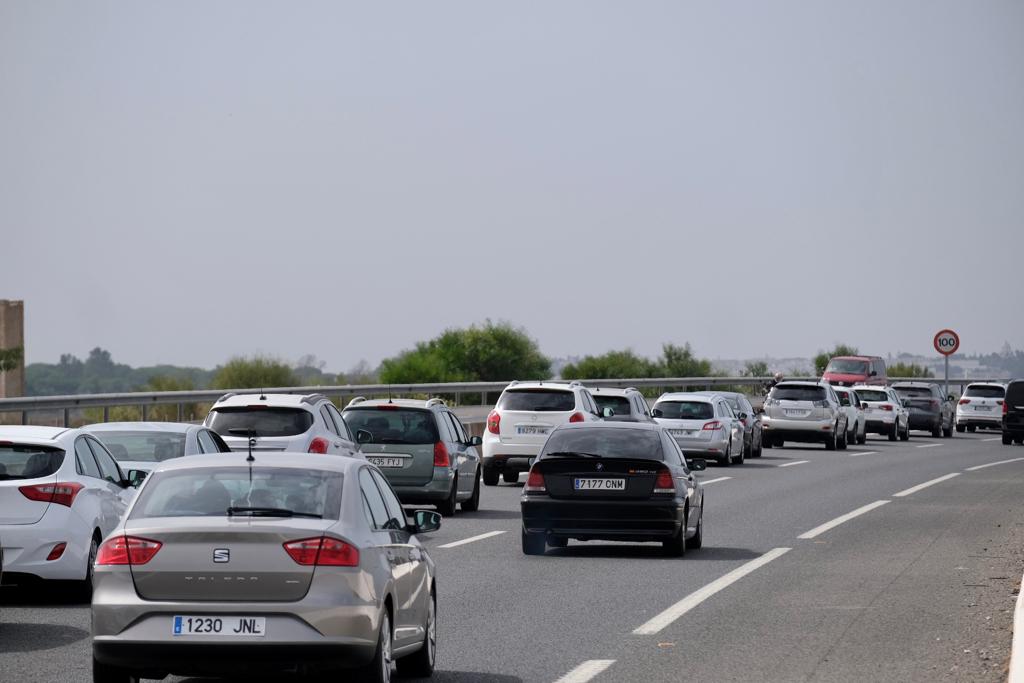 Fotos: Último fin de semana de agosto con atascos en las carreteras y lleno en las playas de Cádiz