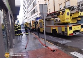 Susto en la calle Brasil de Cádiz por un incendio en el asador de pollos