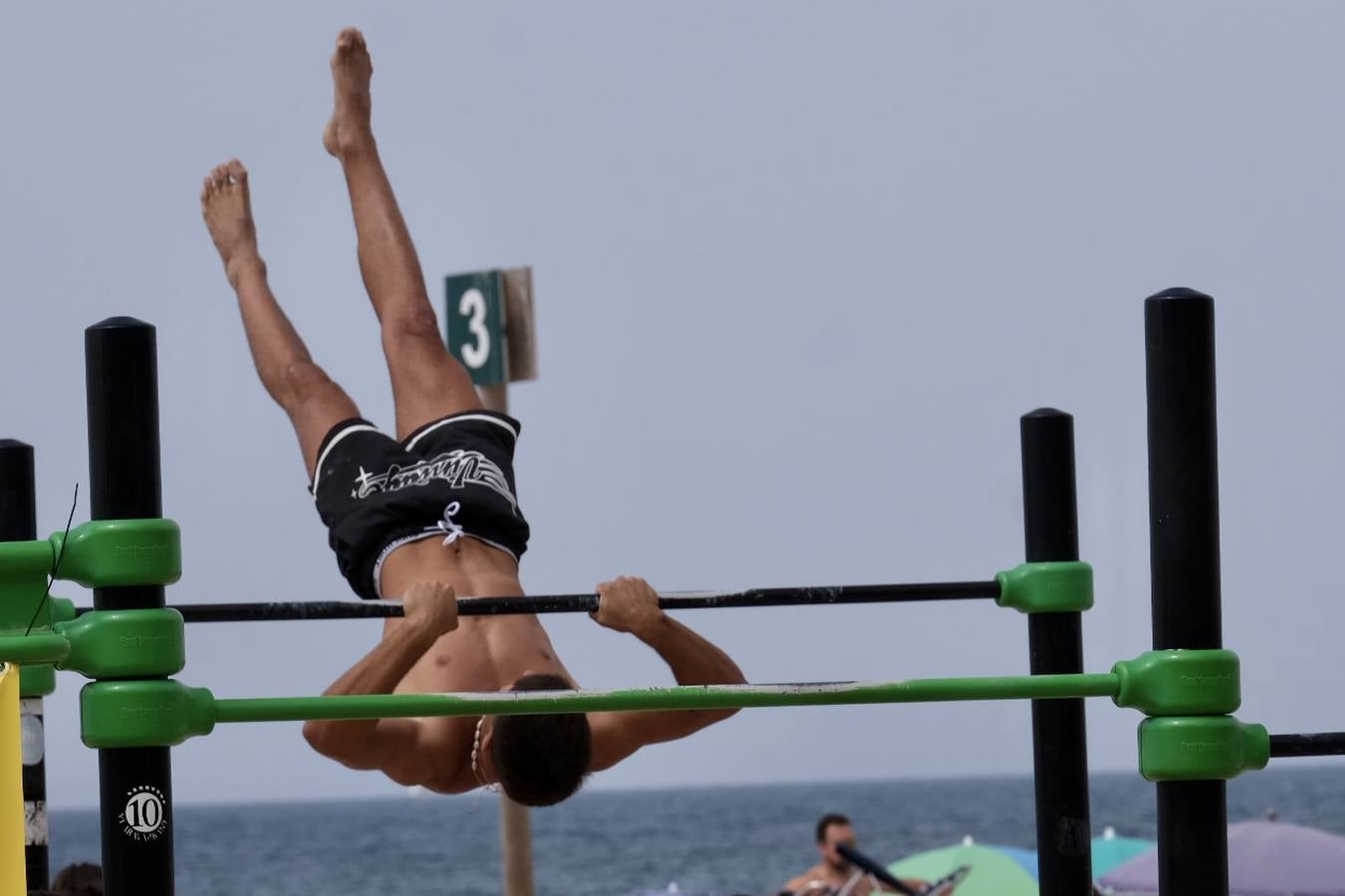 Fotos: Último fin de semana de agosto con atascos en las carreteras y lleno en las playas de Cádiz