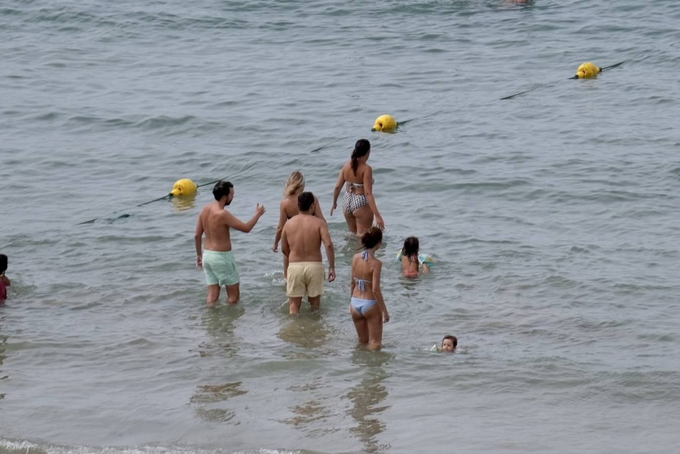 Fotos: Último fin de semana de agosto con atascos en las carreteras y lleno en las playas de Cádiz