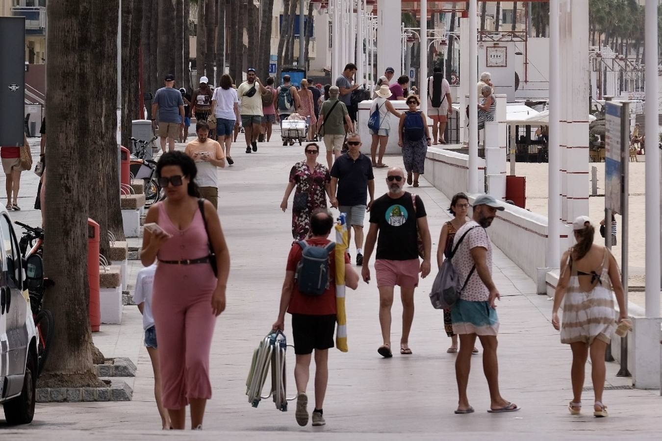 Fotos: Último fin de semana de agosto con atascos en las carreteras y lleno en las playas de Cádiz