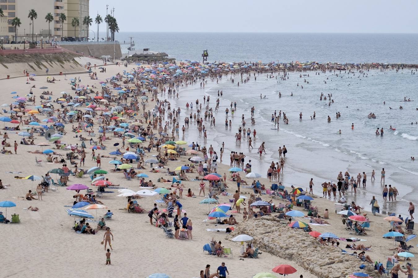 Fotos: Último fin de semana de agosto con atascos en las carreteras y lleno en las playas de Cádiz