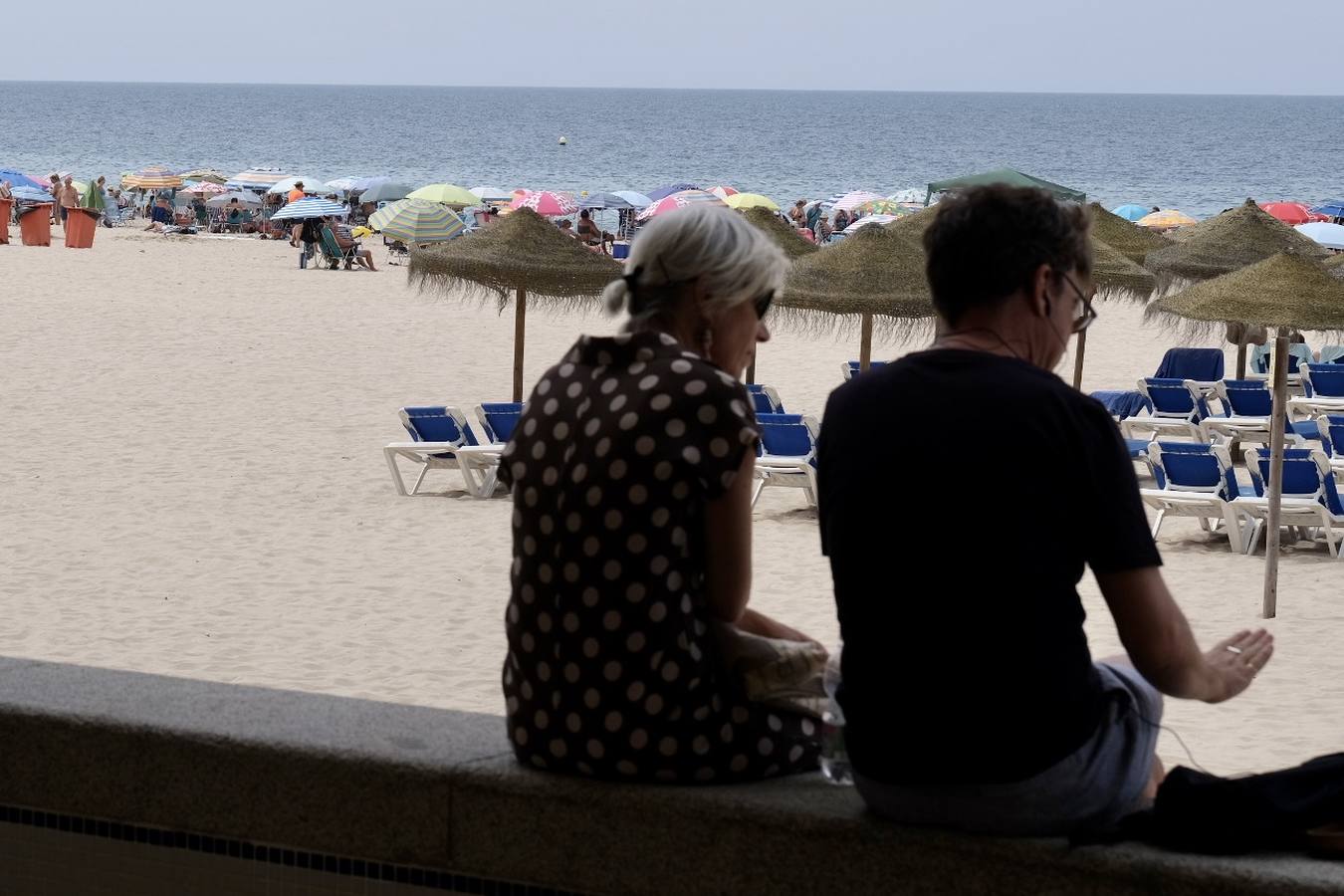 Fotos: Último fin de semana de agosto con atascos en las carreteras y lleno en las playas de Cádiz