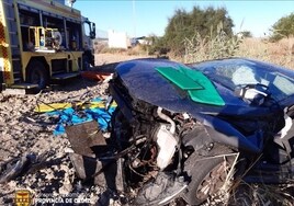 Herida una conductora tras chocar contra un tocón y caer en una acequia con su vehículo en Jerez