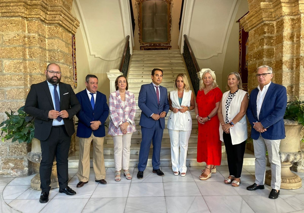 Foto de familia en el Palacio Provincial de la Diputación.