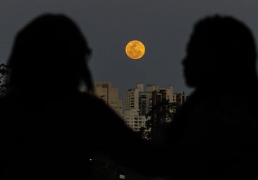 La superluna azul iluminó la noche de Cádiz, un fenómeno que no se repetirá hasta 2037