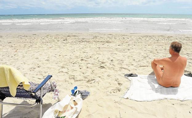 Un hombre toma el sol sin ropa