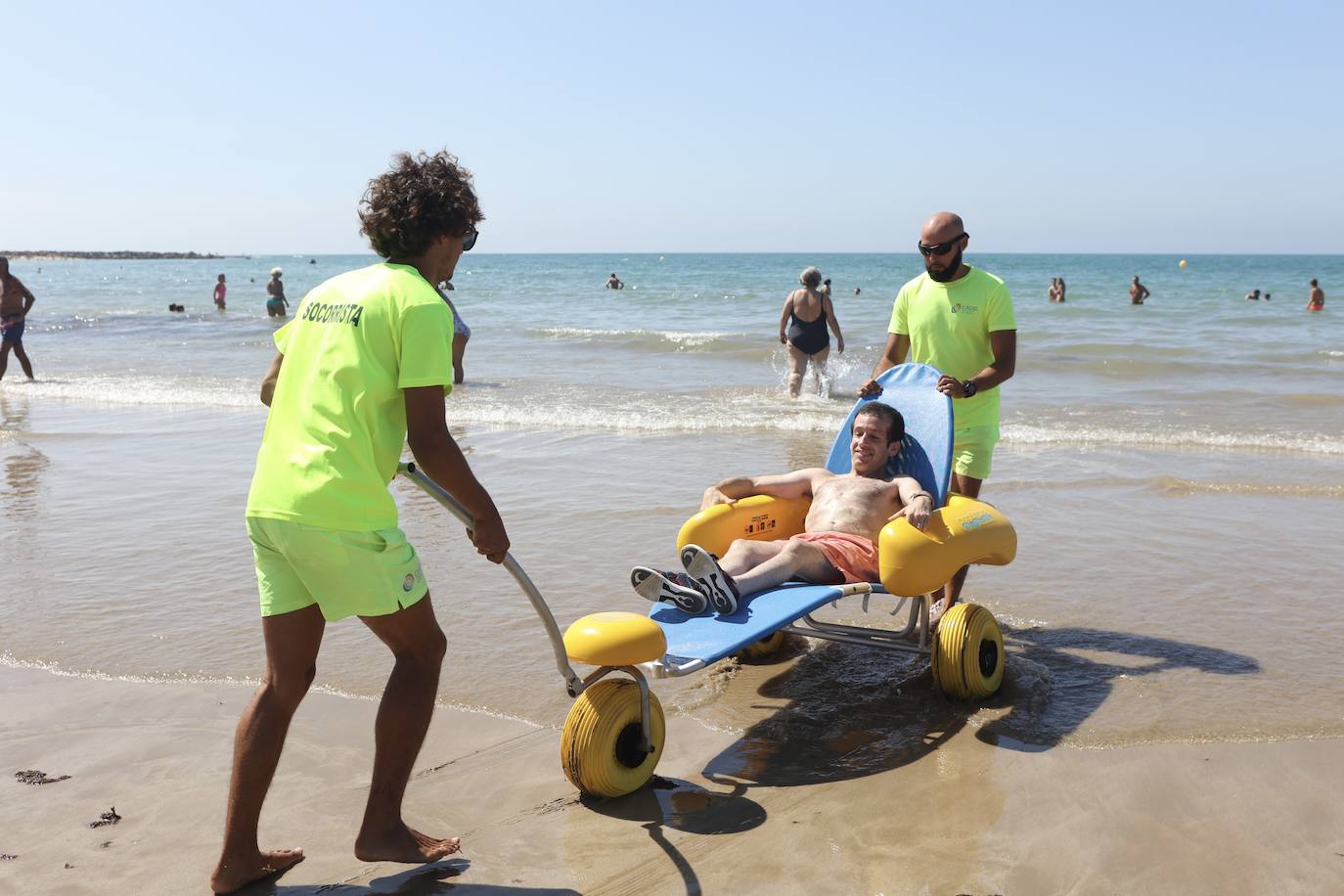 Fotos: La playa de Santa María ya cuenta con zona de atención para personas con discapacidad