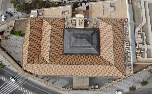 Obras de emergencia en el Palacio de Congresos de Cádiz tras detectar tejas sueltas en el techo